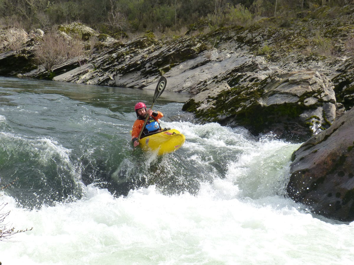 Cursos de kayaka de tecnificación en aguas bravas en Galicia