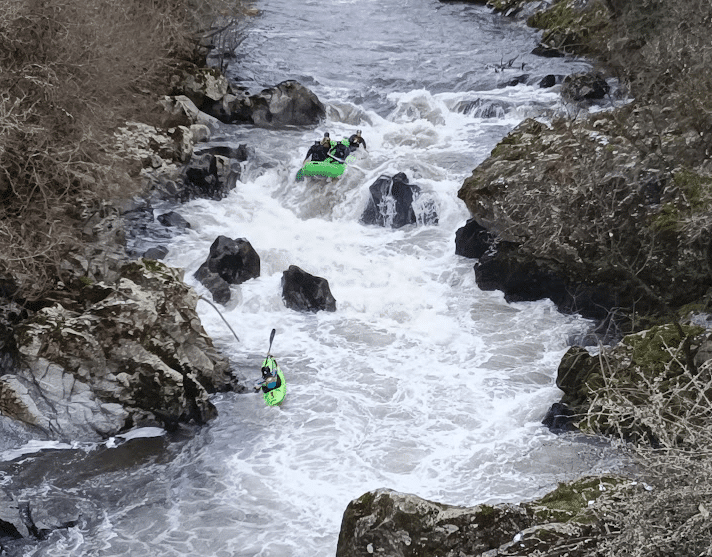 Rafting en el rápido del portugués. Río Deza, Galicia